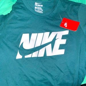 Brand new Nike 2 piece shirt & shorts